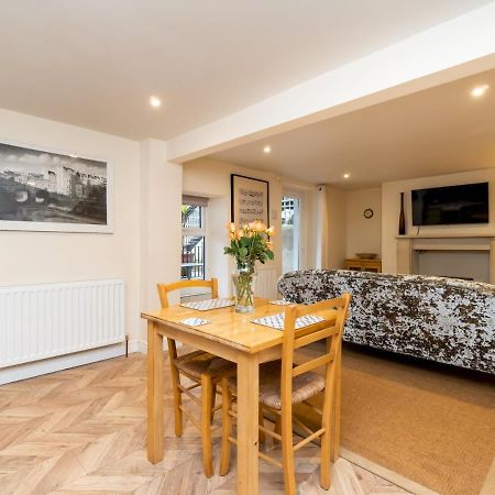 Pass The Keys Lovely 1 Bed Apartment With Free Parking Bath Bagian luar foto
