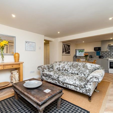 Pass The Keys Lovely 1 Bed Apartment With Free Parking Bath Bagian luar foto