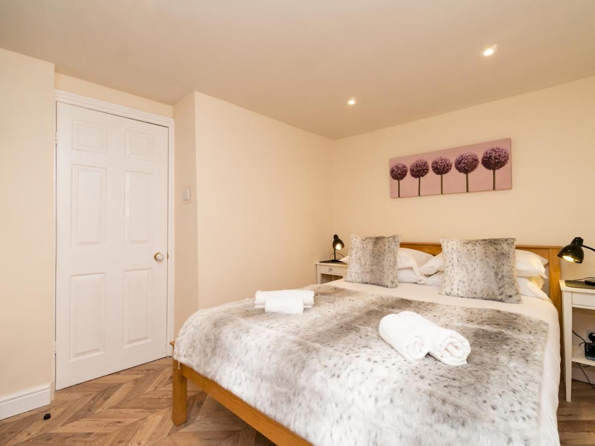 Pass The Keys Lovely 1 Bed Apartment With Free Parking Bath Bagian luar foto