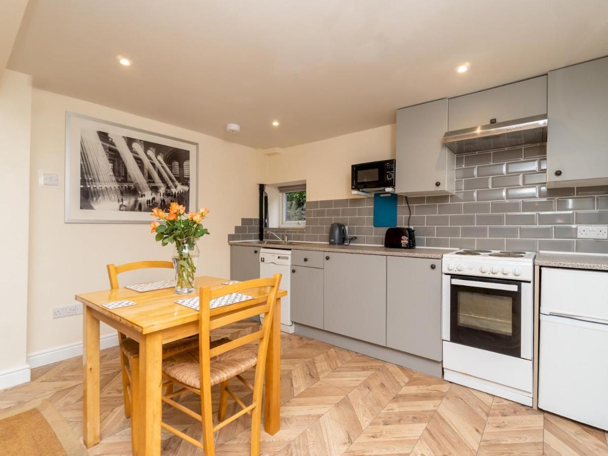 Pass The Keys Lovely 1 Bed Apartment With Free Parking Bath Bagian luar foto