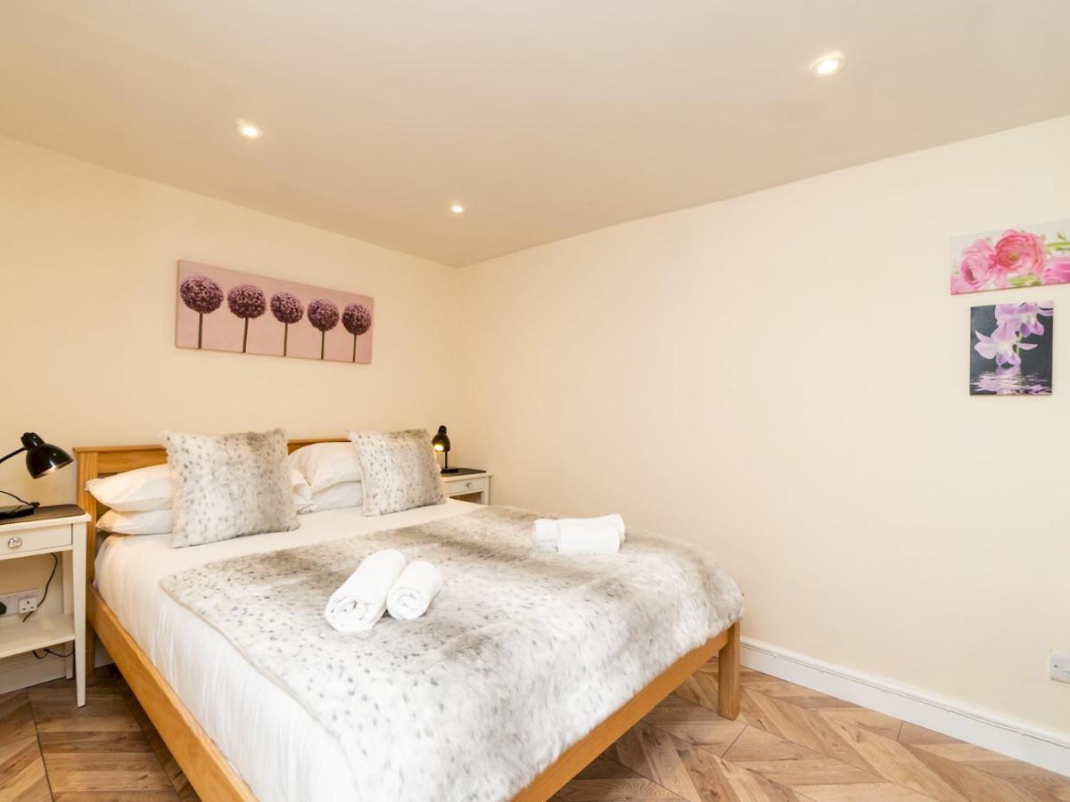 Pass The Keys Lovely 1 Bed Apartment With Free Parking Bath Bagian luar foto