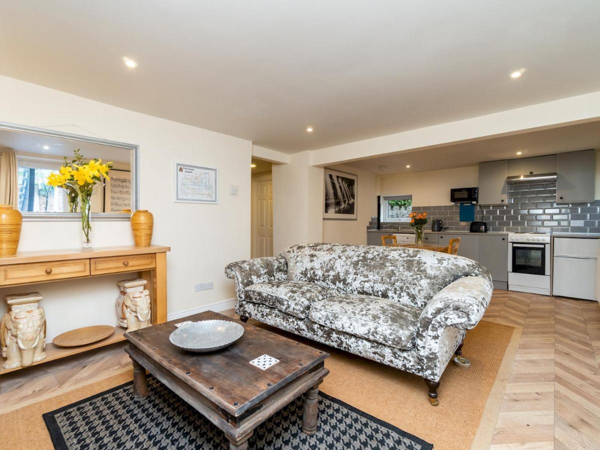 Pass The Keys Lovely 1 Bed Apartment With Free Parking Bath Bagian luar foto