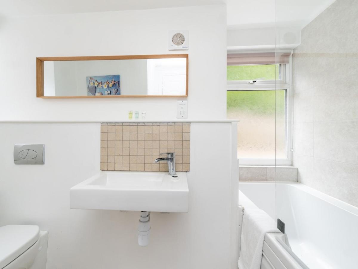 Pass The Keys Lovely 1 Bed Apartment With Free Parking Bath Bagian luar foto