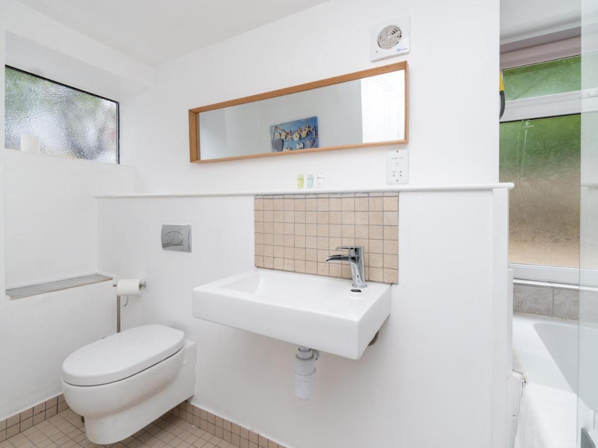 Pass The Keys Lovely 1 Bed Apartment With Free Parking Bath Bagian luar foto
