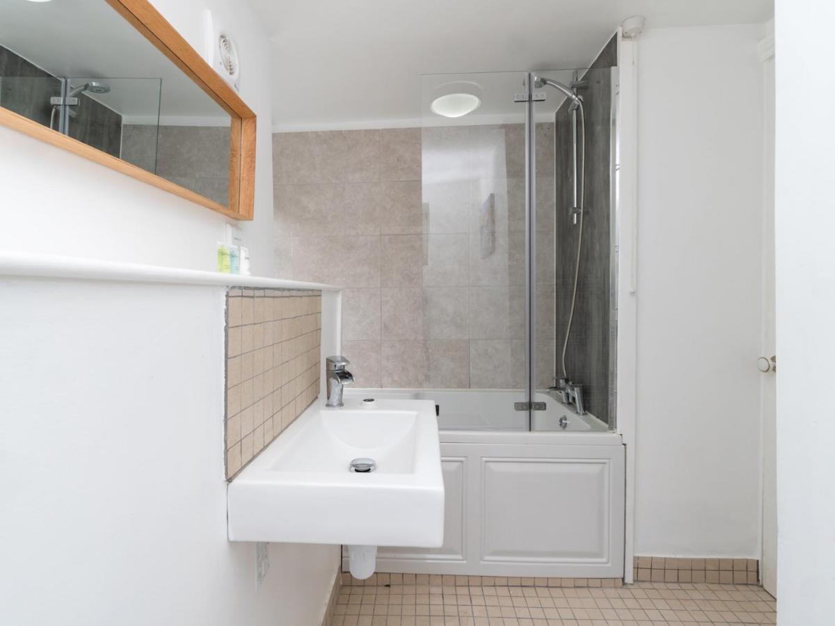 Pass The Keys Lovely 1 Bed Apartment With Free Parking Bath Bagian luar foto