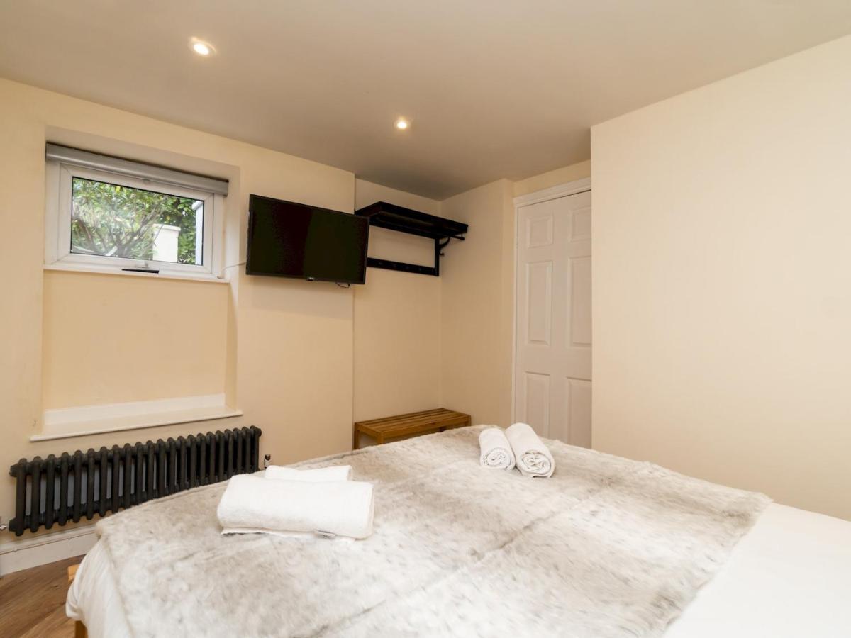 Pass The Keys Lovely 1 Bed Apartment With Free Parking Bath Bagian luar foto